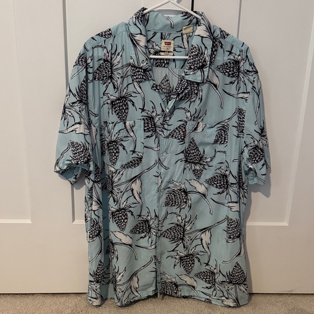 💜 3/$12💜 Levi's Blue and Black Patterned Shirt